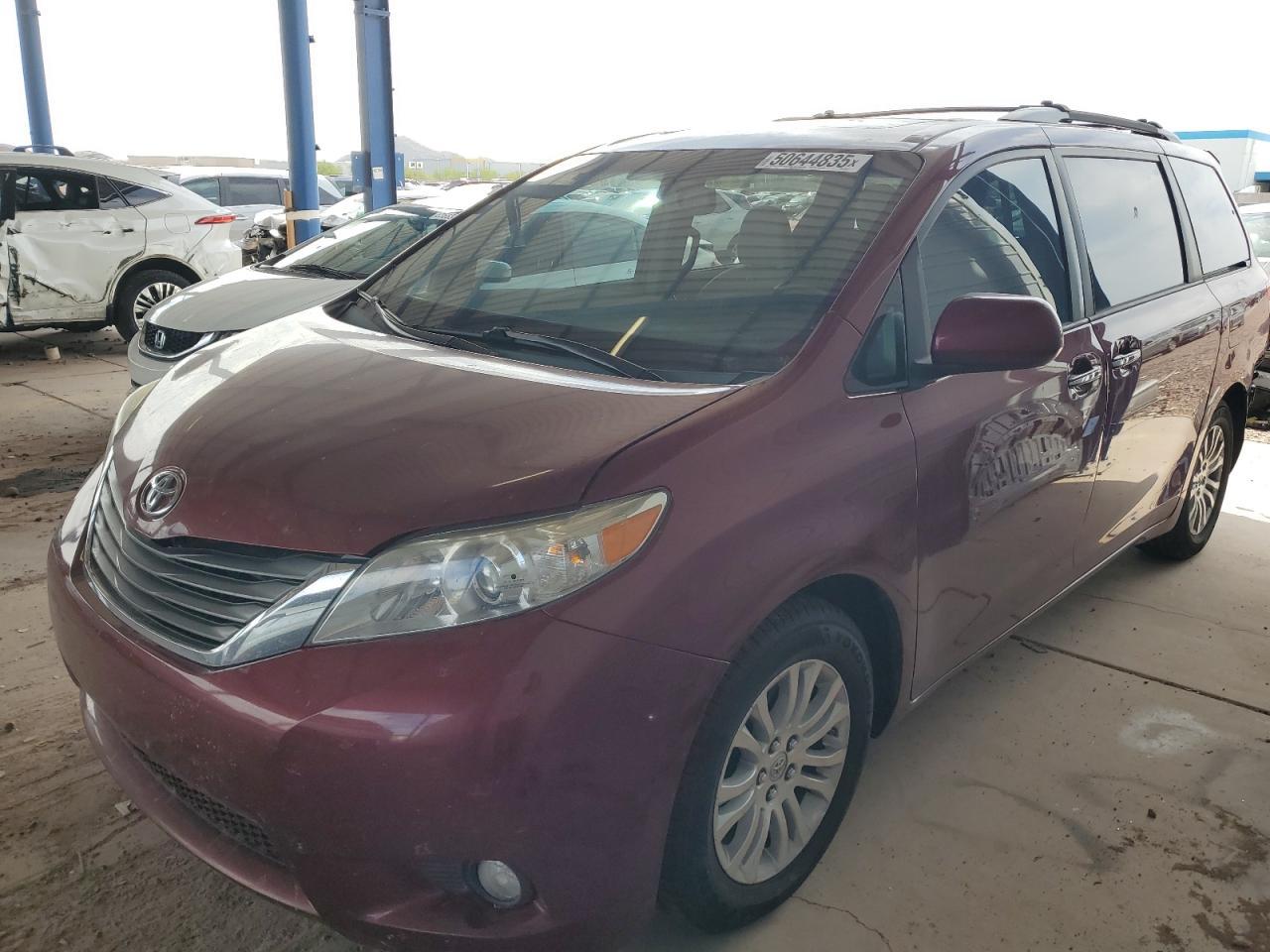 2013 TOYOTA SIENNA XLE