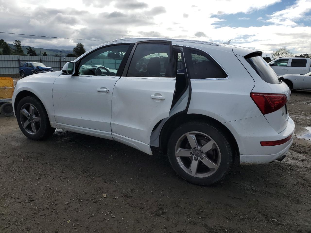 2011 AUDI Q5 PREMIUM - Image 2