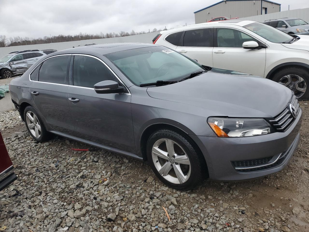 2013 VOLKSWAGEN PASSAT SE - Image 4