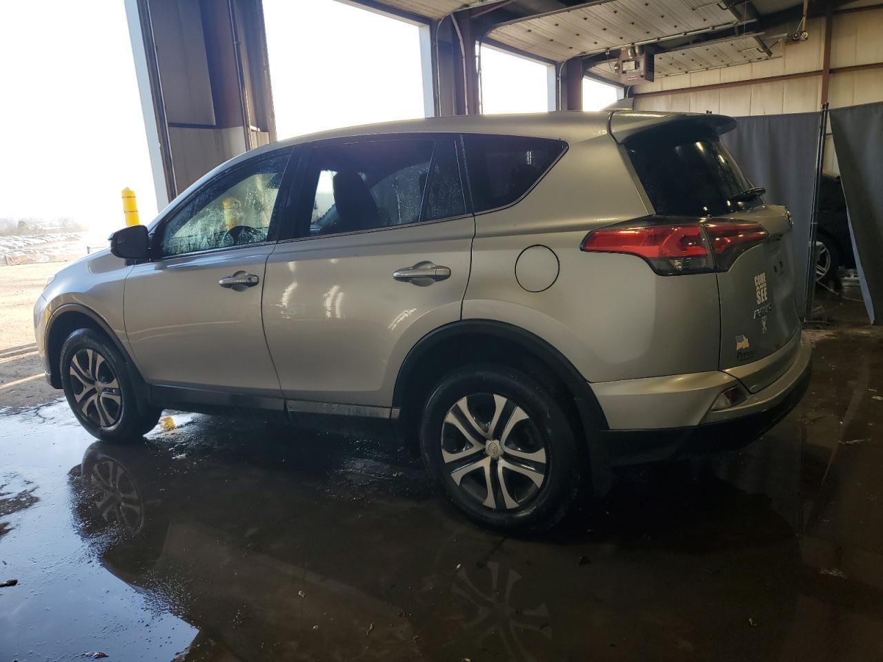 2018 TOYOTA RAV4 LE - Фото 2