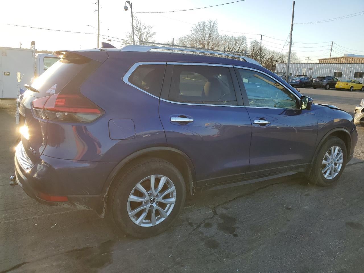 2017 NISSAN ROGUE SV - Image 3
