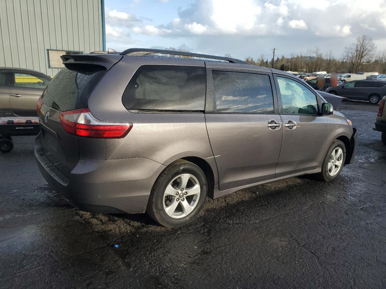 2019 TOYOTA SIENNA LE - Фото 3
