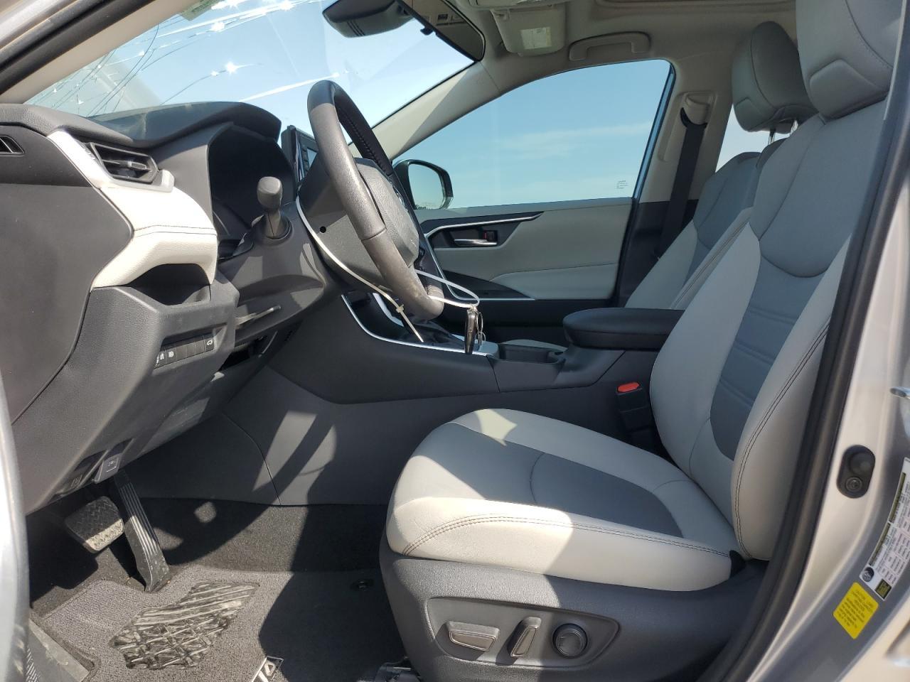 2022 TOYOTA RAV4 XLE P - Фото 7