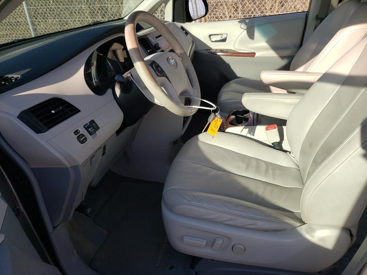 2011 TOYOTA SIENNA XLE - Image 7