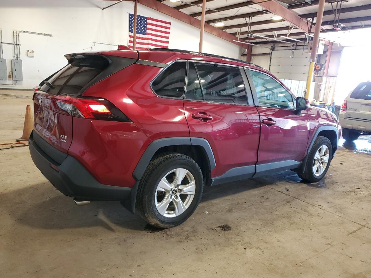 2020 TOYOTA RAV4 XLE - Фото 3