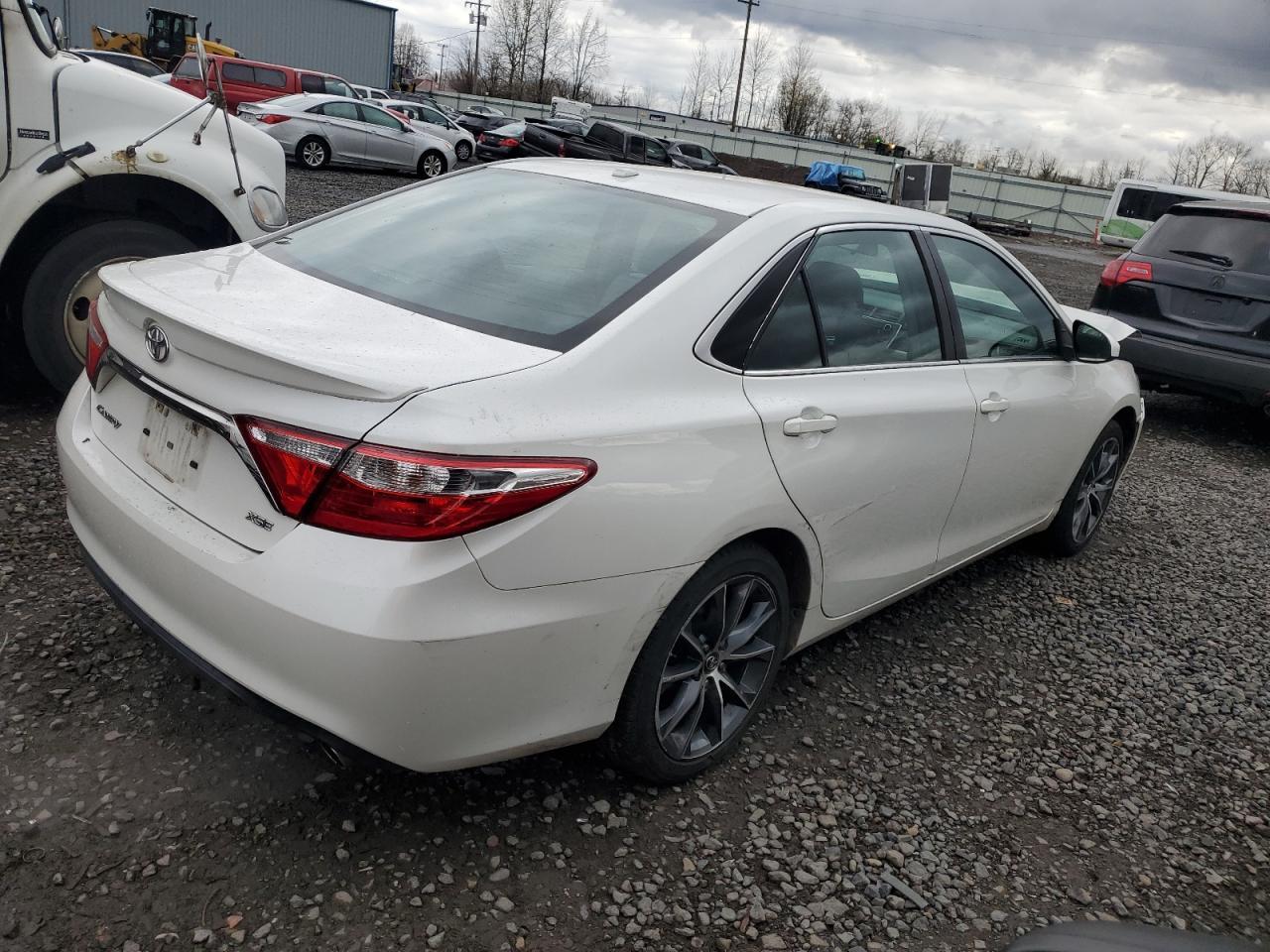 2017 TOYOTA CAMRY LE - Фото 3