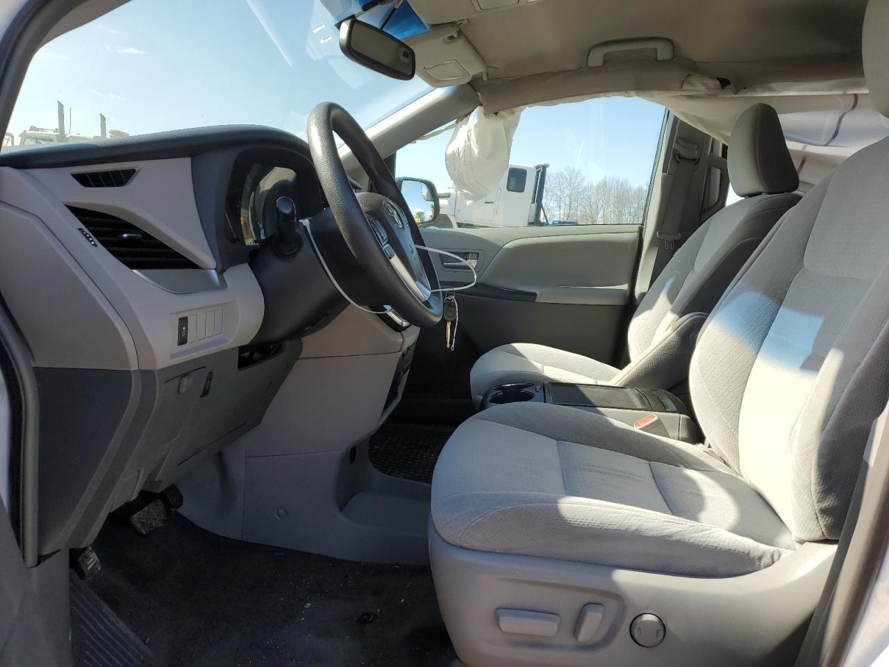 2015 TOYOTA SIENNA LE - Фото 7
