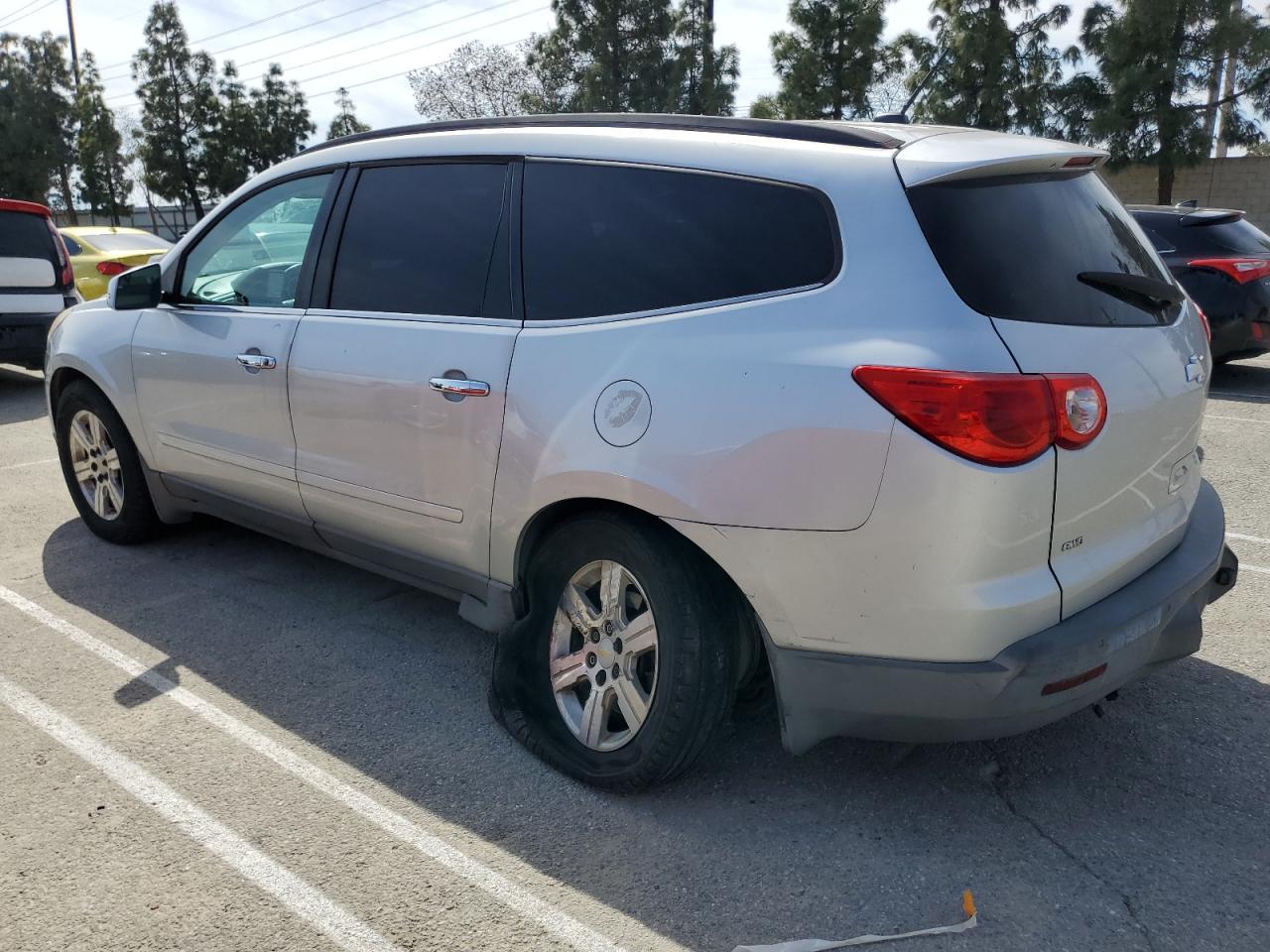 2011 CHEVROLET TRAVERSE L - Image 2