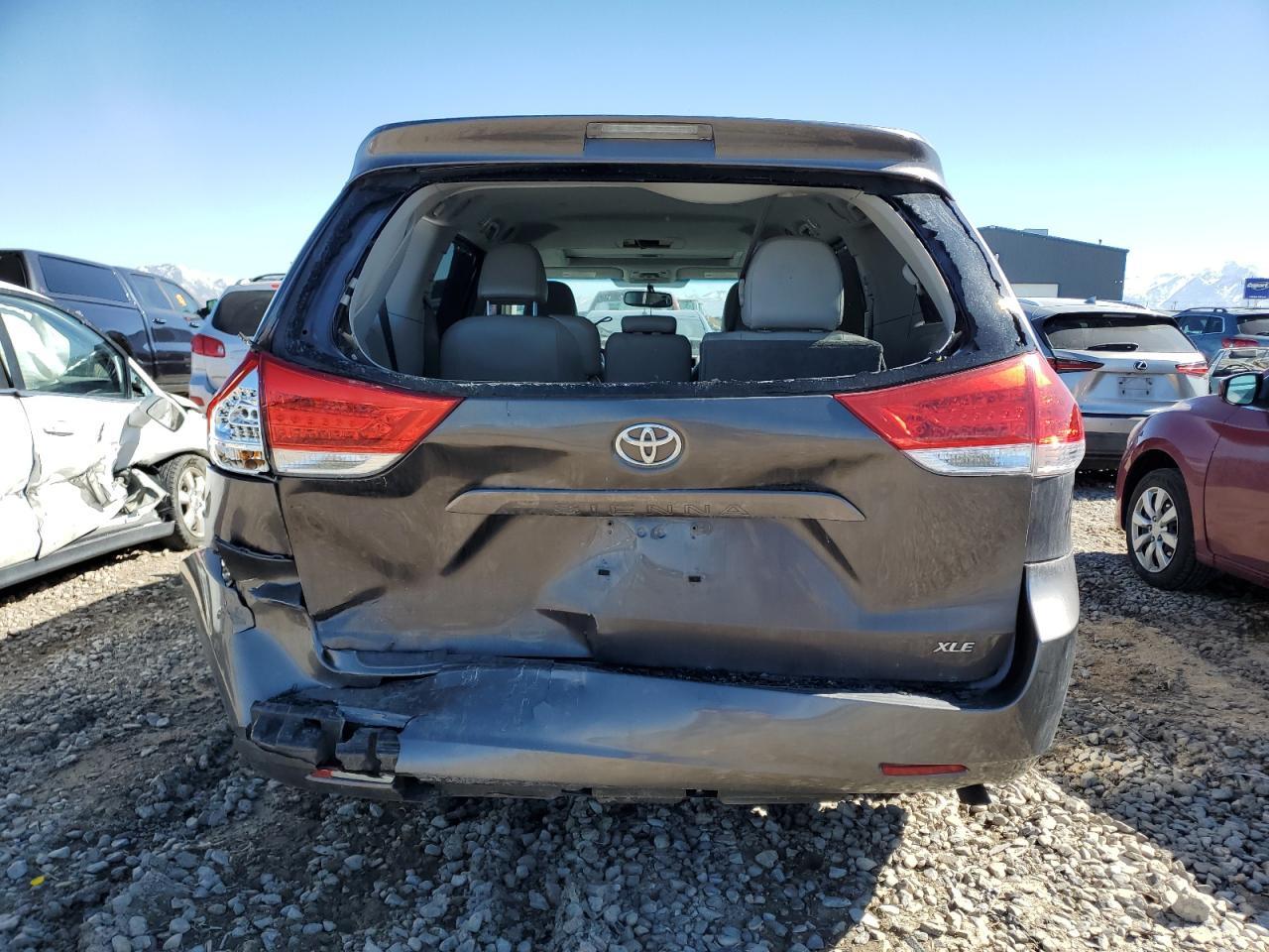 2011 TOYOTA SIENNA XLE - Image 6