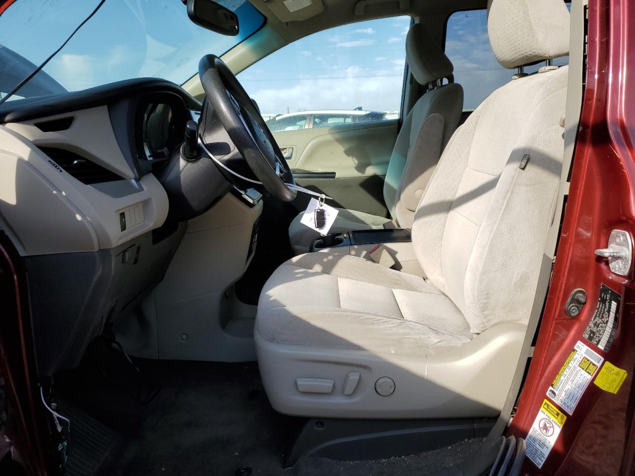 2015 TOYOTA SIENNA LE - Image 7