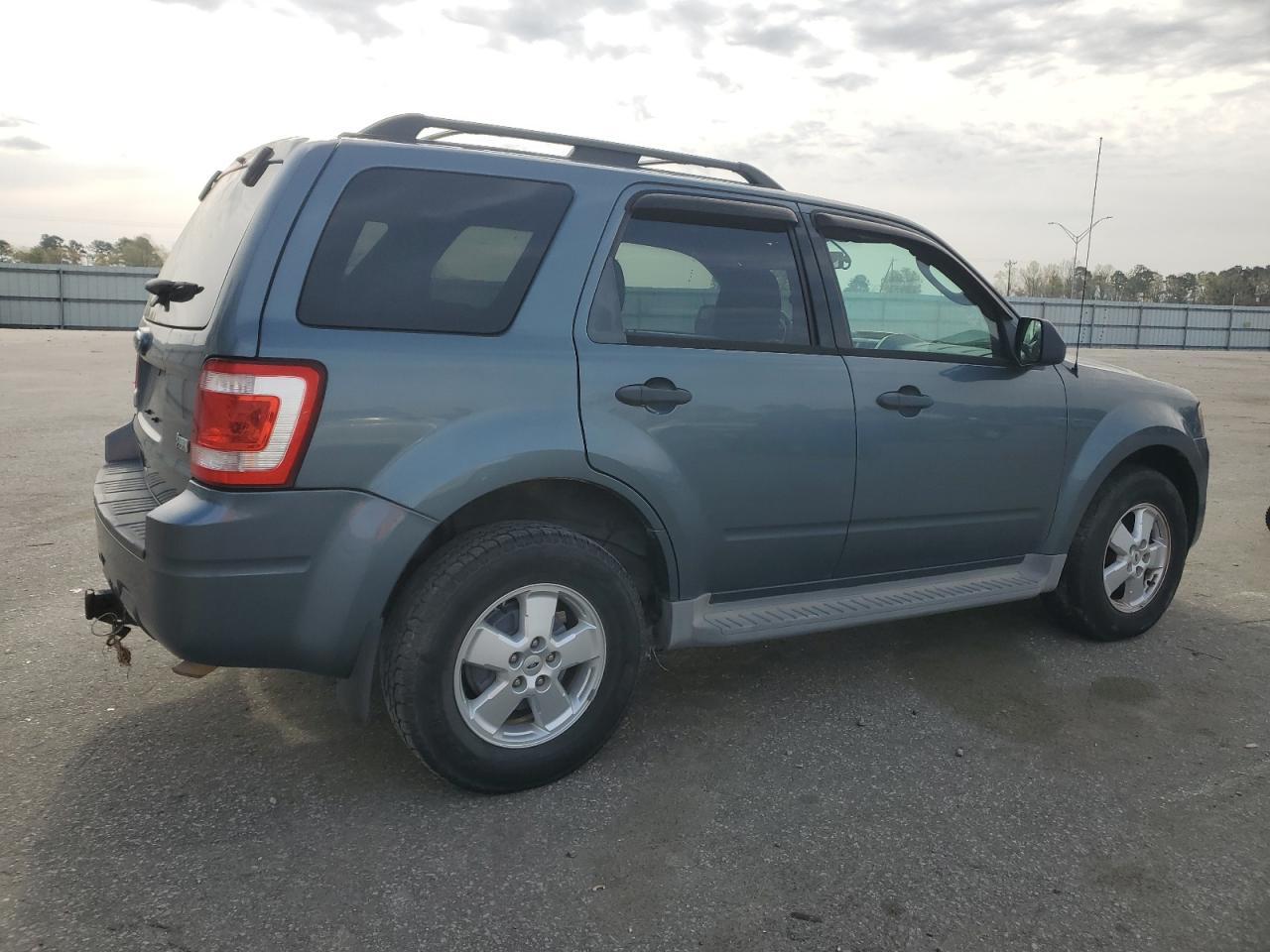 2010 FORD ESCAPE XLT - Image 3