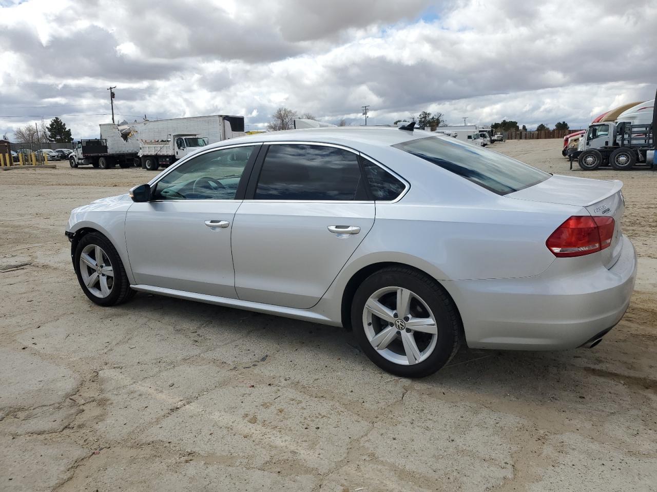 2013 VOLKSWAGEN PASSAT SE - Image 2