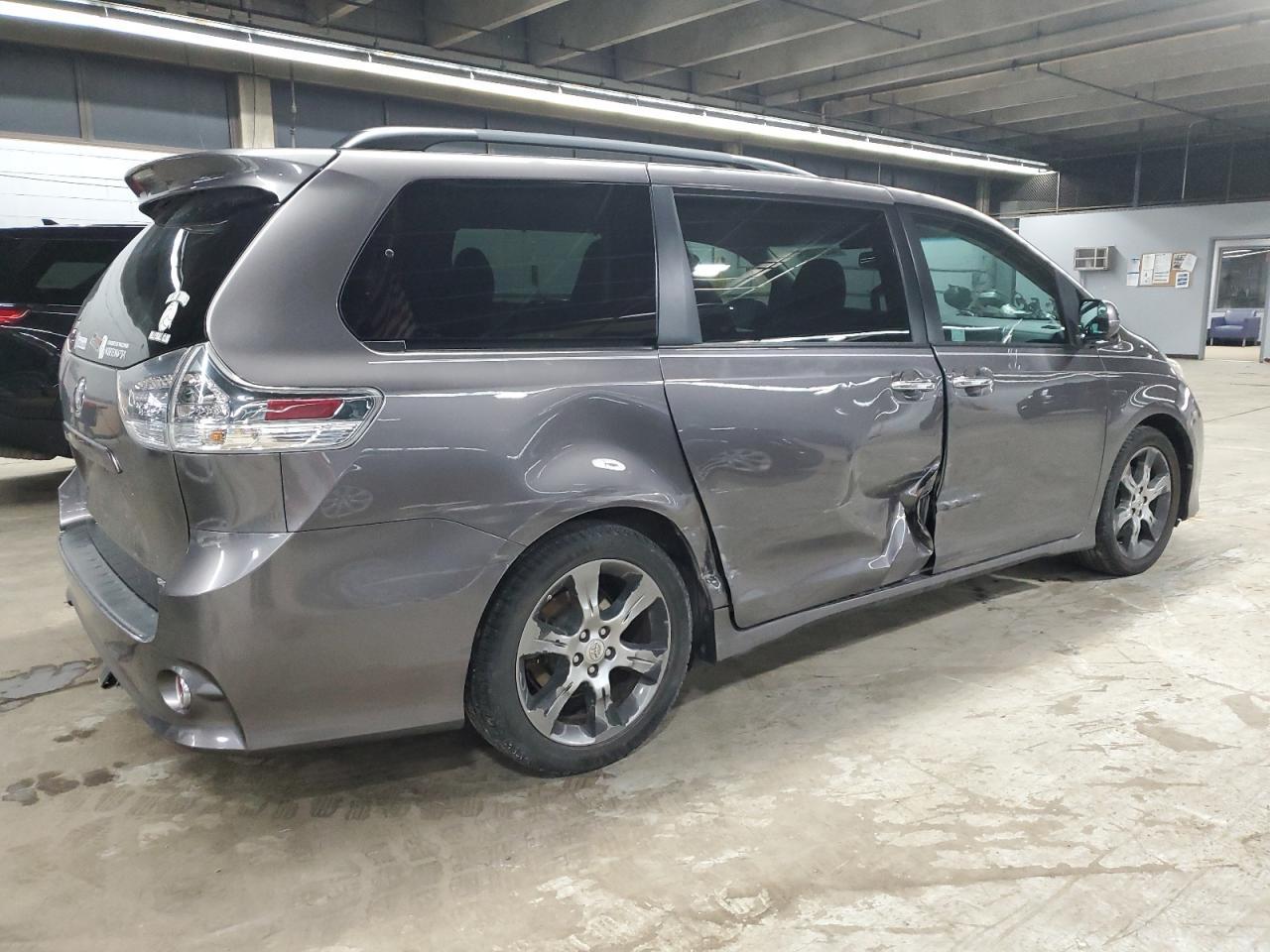 2015 TOYOTA SIENNA SPO - Image 3