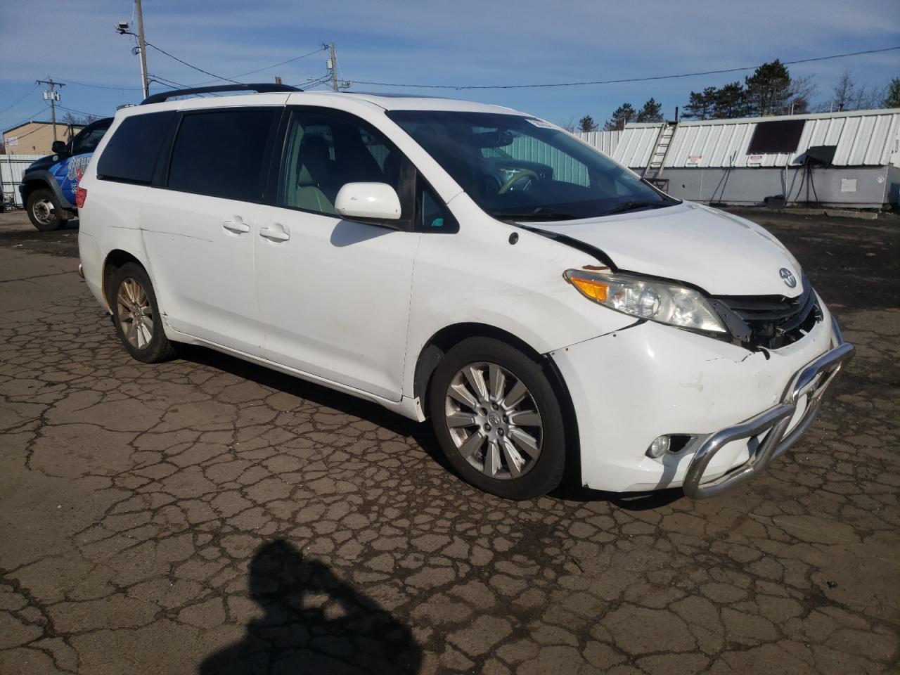 2013 TOYOTA SIENNA XLE - Фото 4