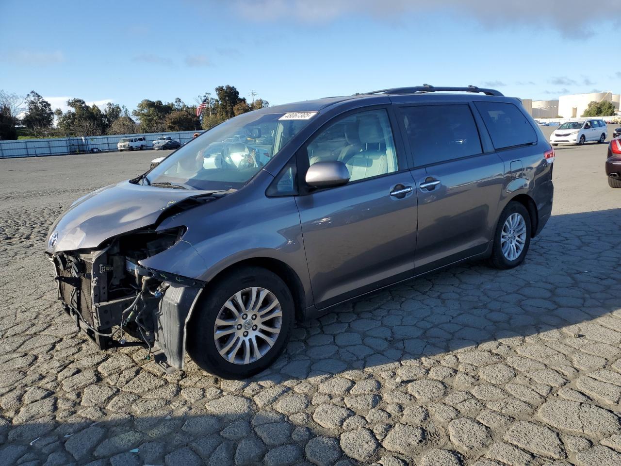 2011 TOYOTA SIENNA XLE