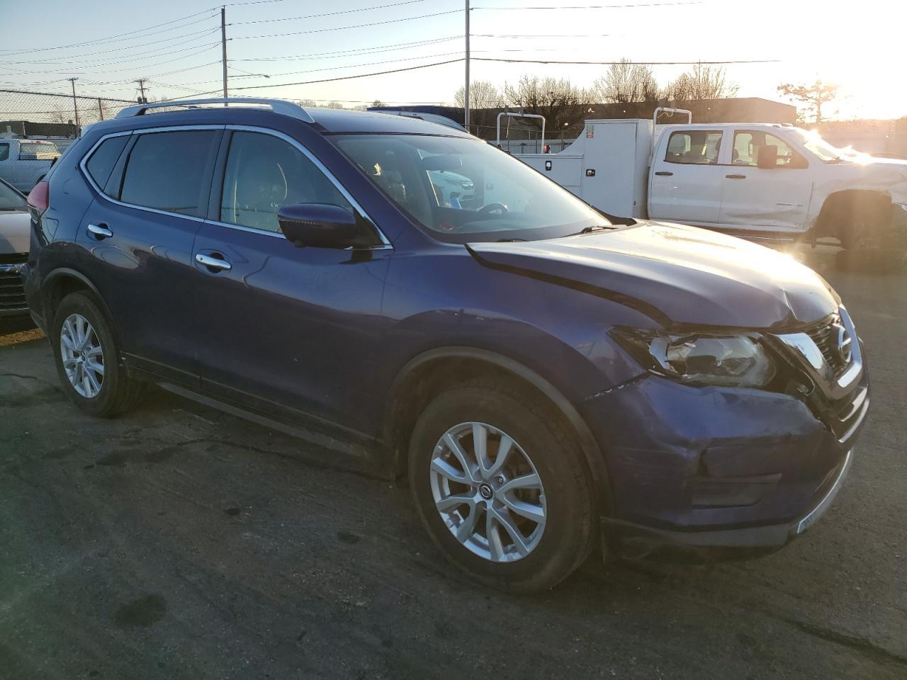 2017 NISSAN ROGUE SV - Image 4