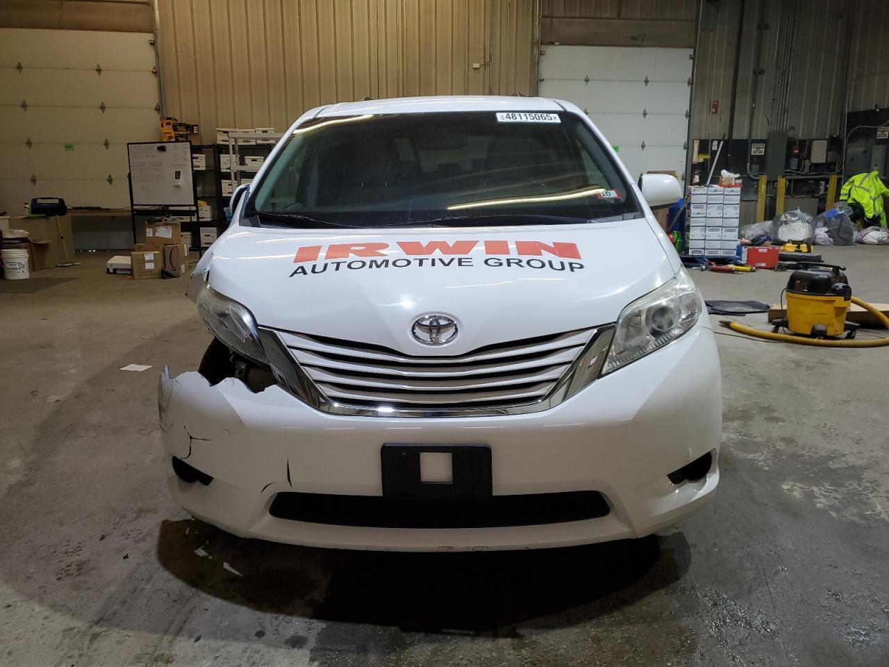 2015 TOYOTA SIENNA LE - Фото 5