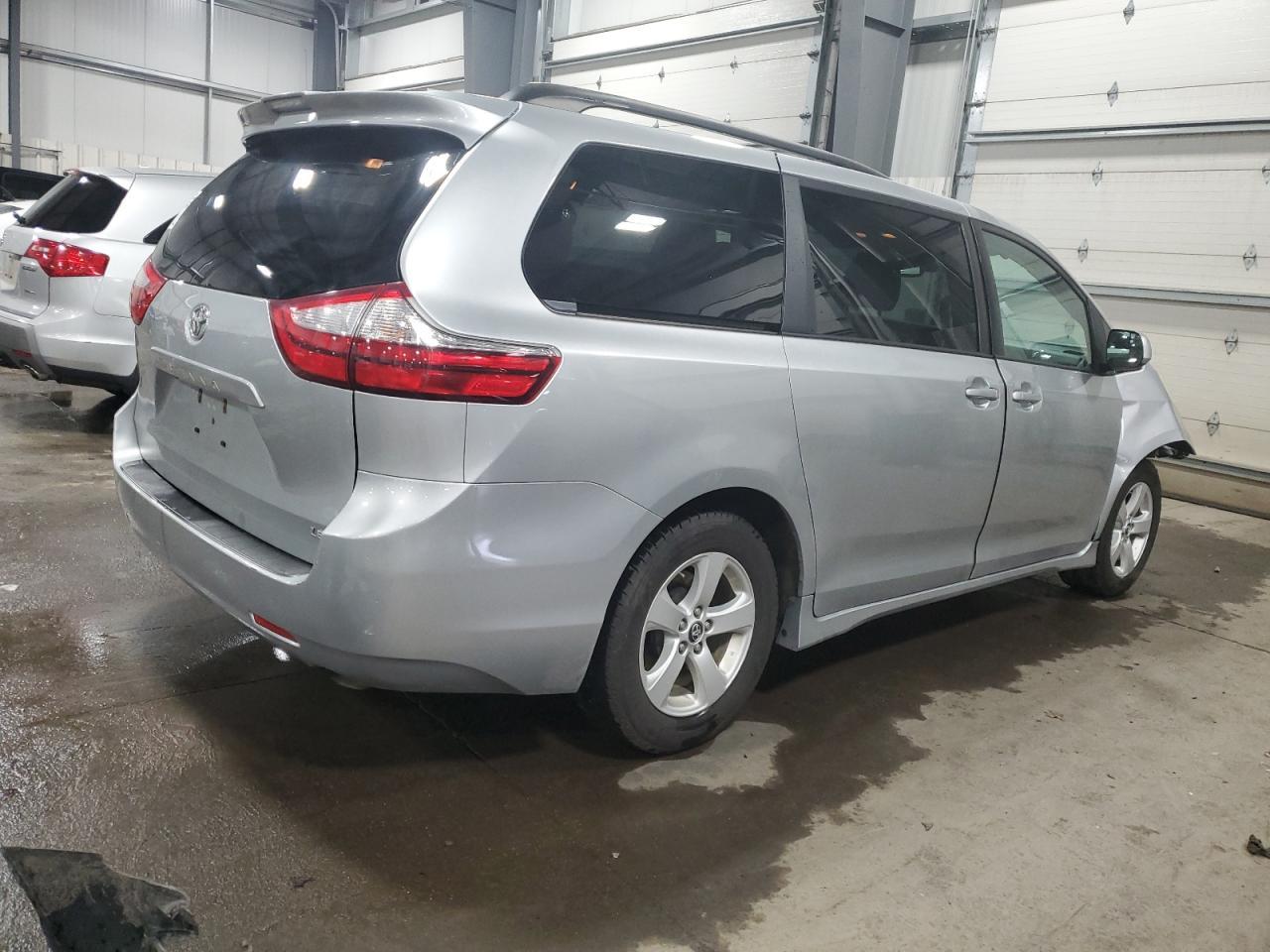 2019 TOYOTA SIENNA LE - Image 3