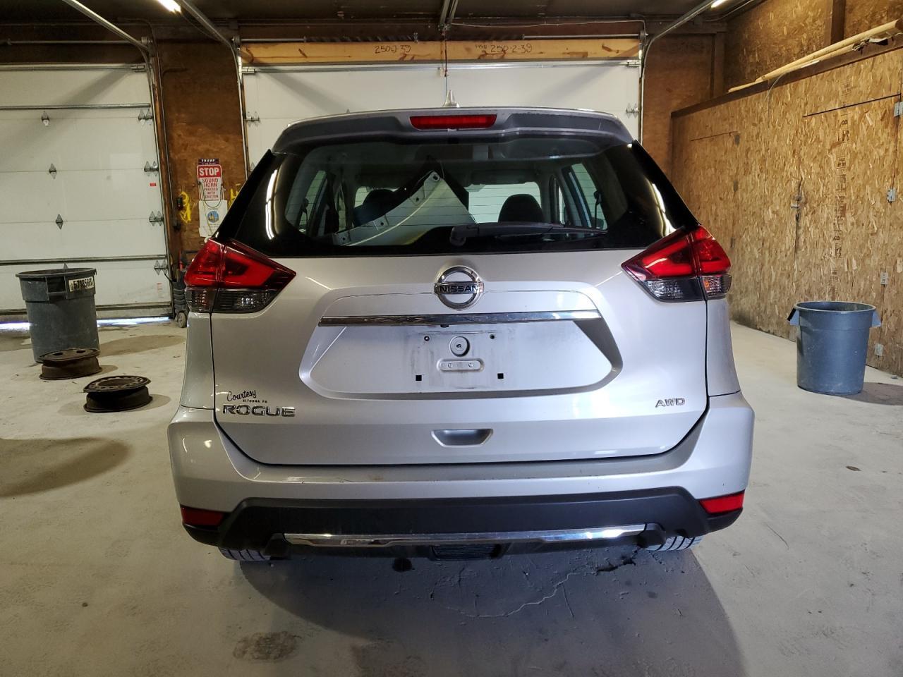2017 NISSAN ROGUE SV - Image 6