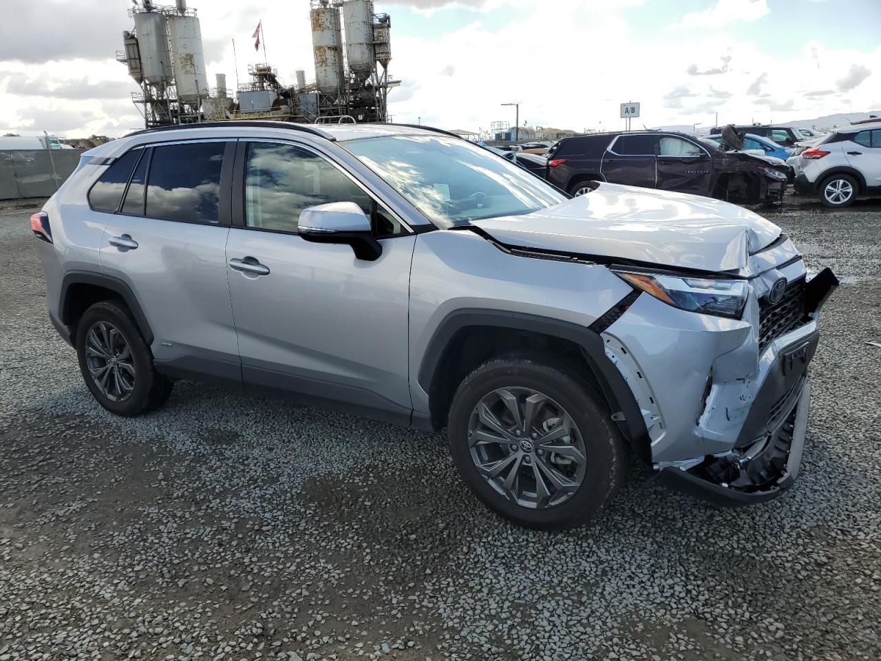 2024 TOYOTA RAV4 XLE P - Фото 4