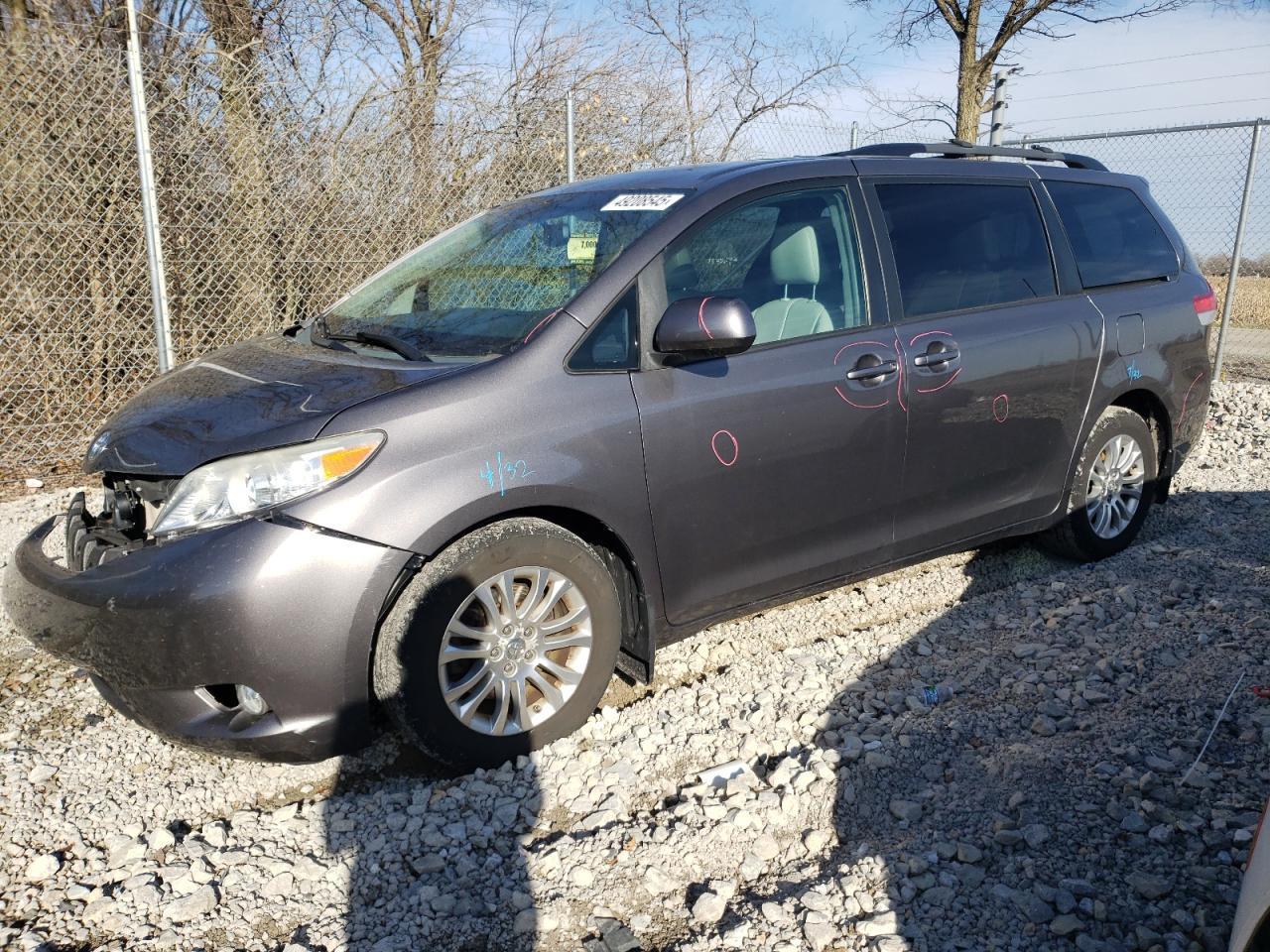 2011 TOYOTA SIENNA XLE