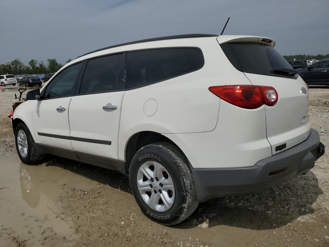 2011 CHEVROLET TRAVERSE L - Фото 2