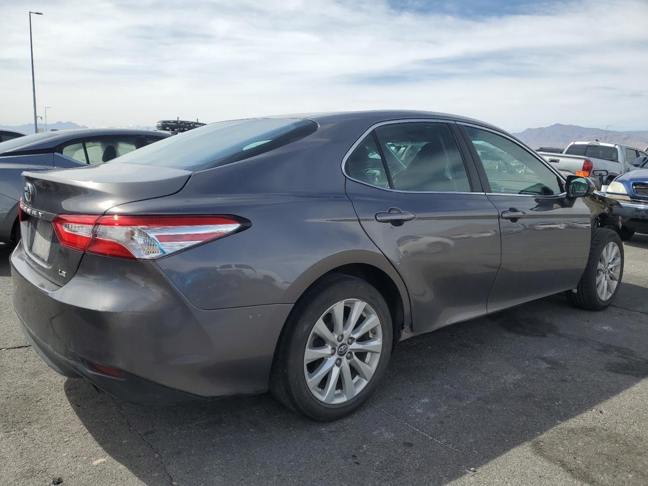 2018 TOYOTA CAMRY L - Фото 3
