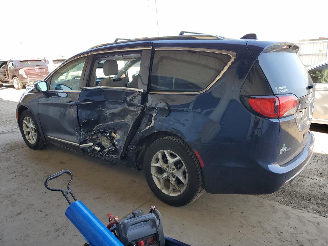 2017 CHRYSLER PACIFICA T - Image 2