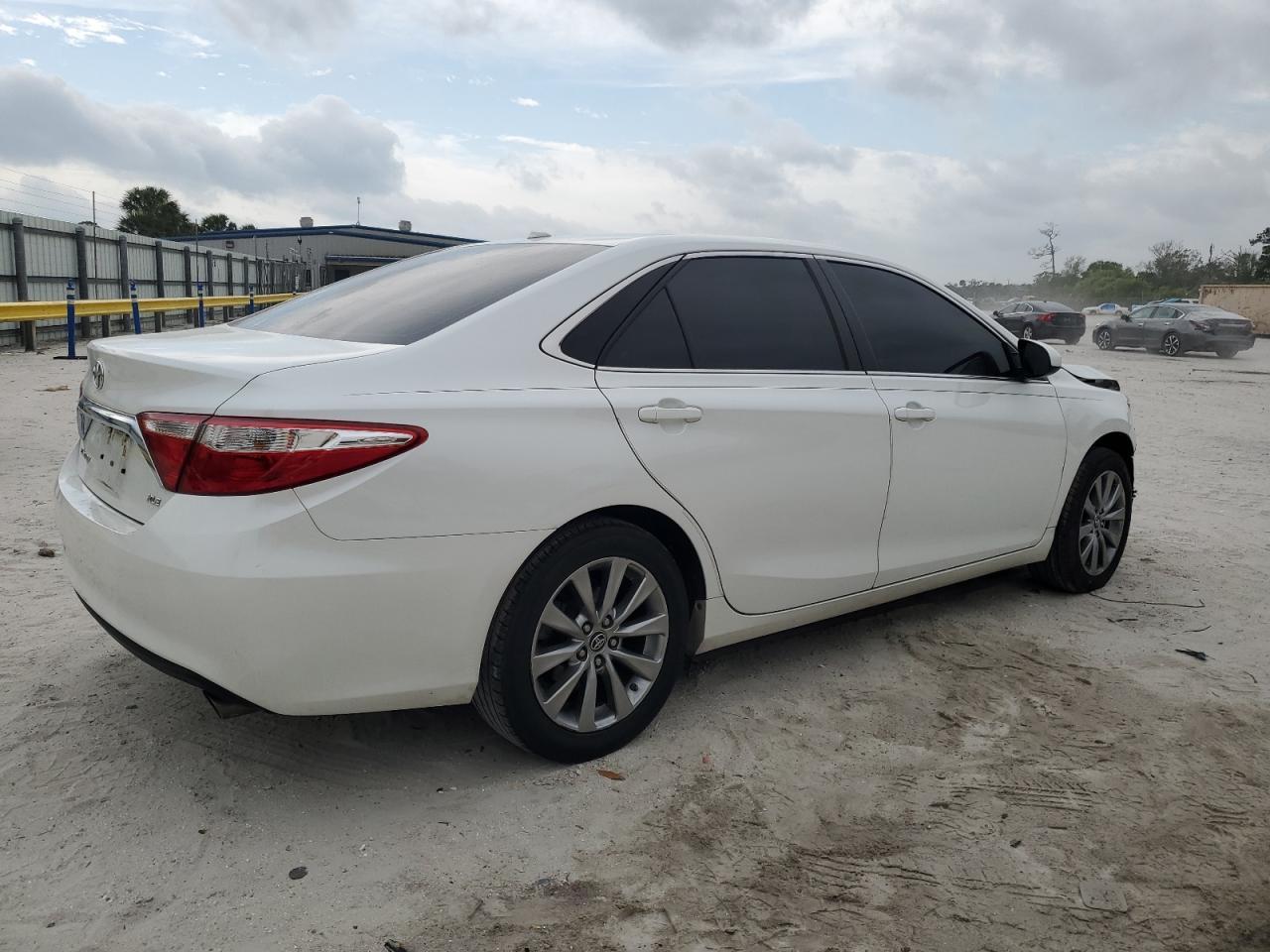 2016 TOYOTA CAMRY LE - Фото 3