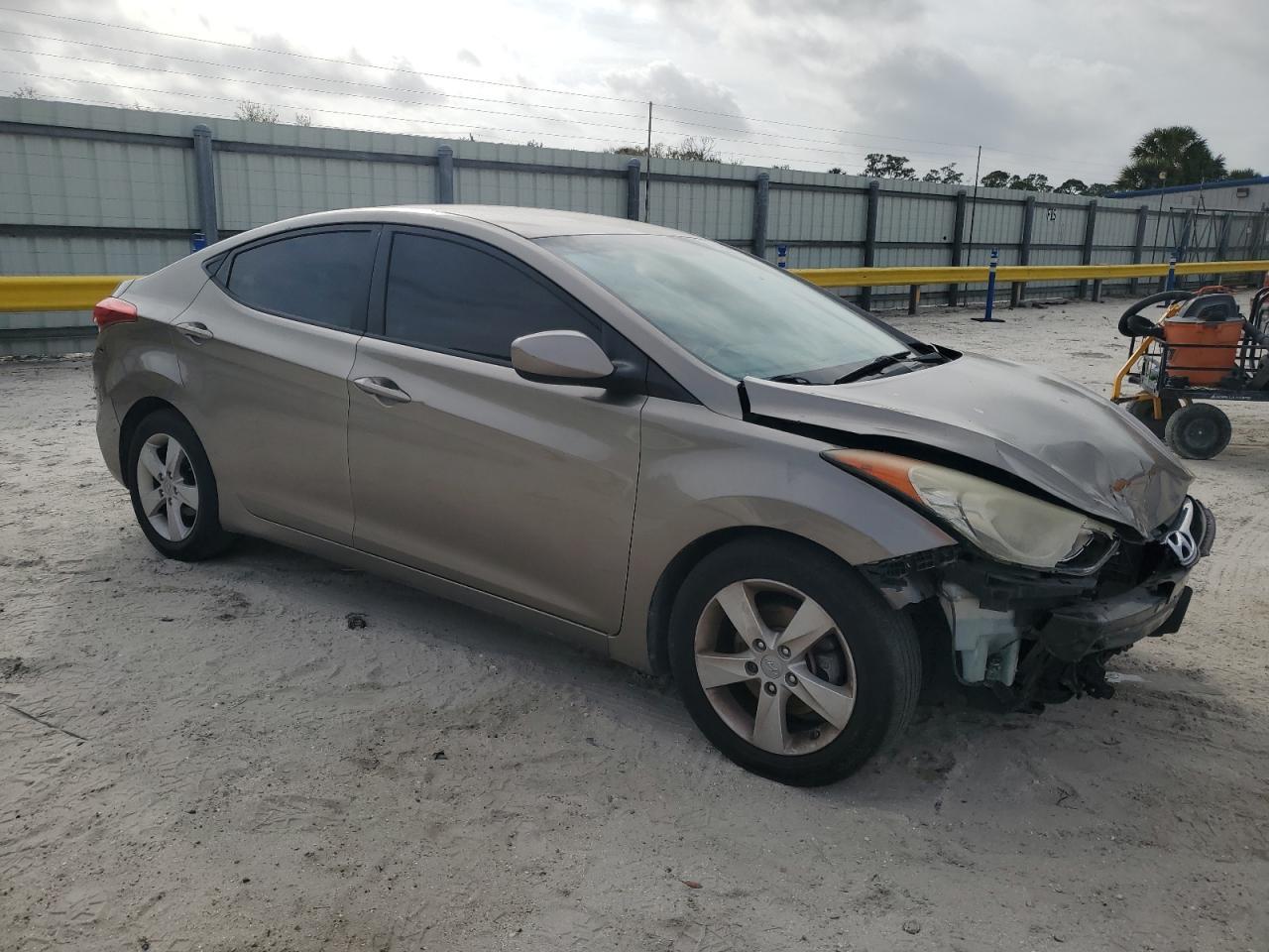 2013 HYUNDAI ELANTRA GL - Image 4