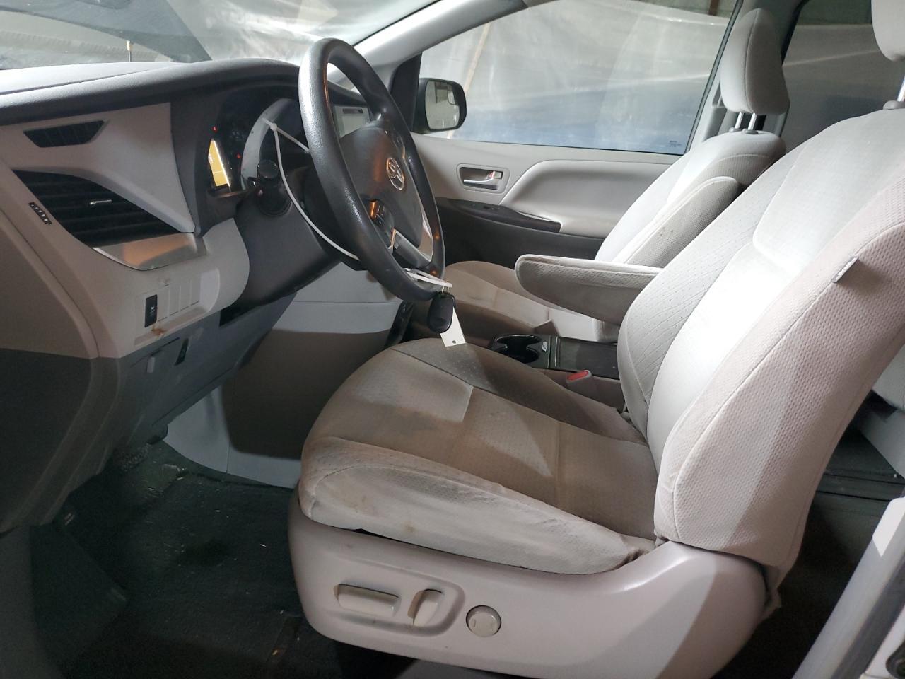 2015 TOYOTA SIENNA LE - Image 7