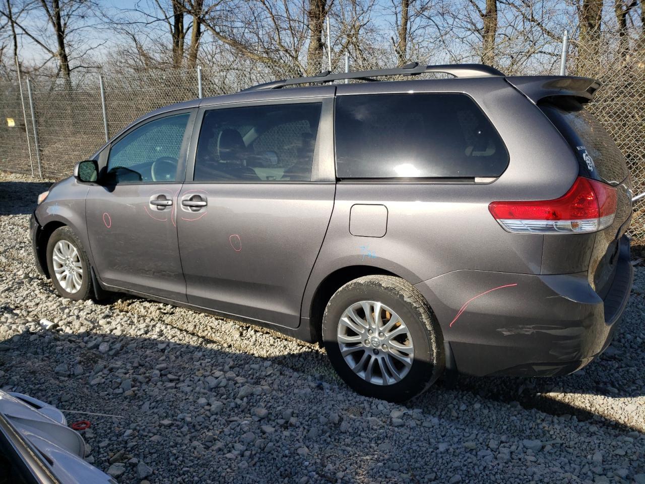 2011 TOYOTA SIENNA XLE - Image 2