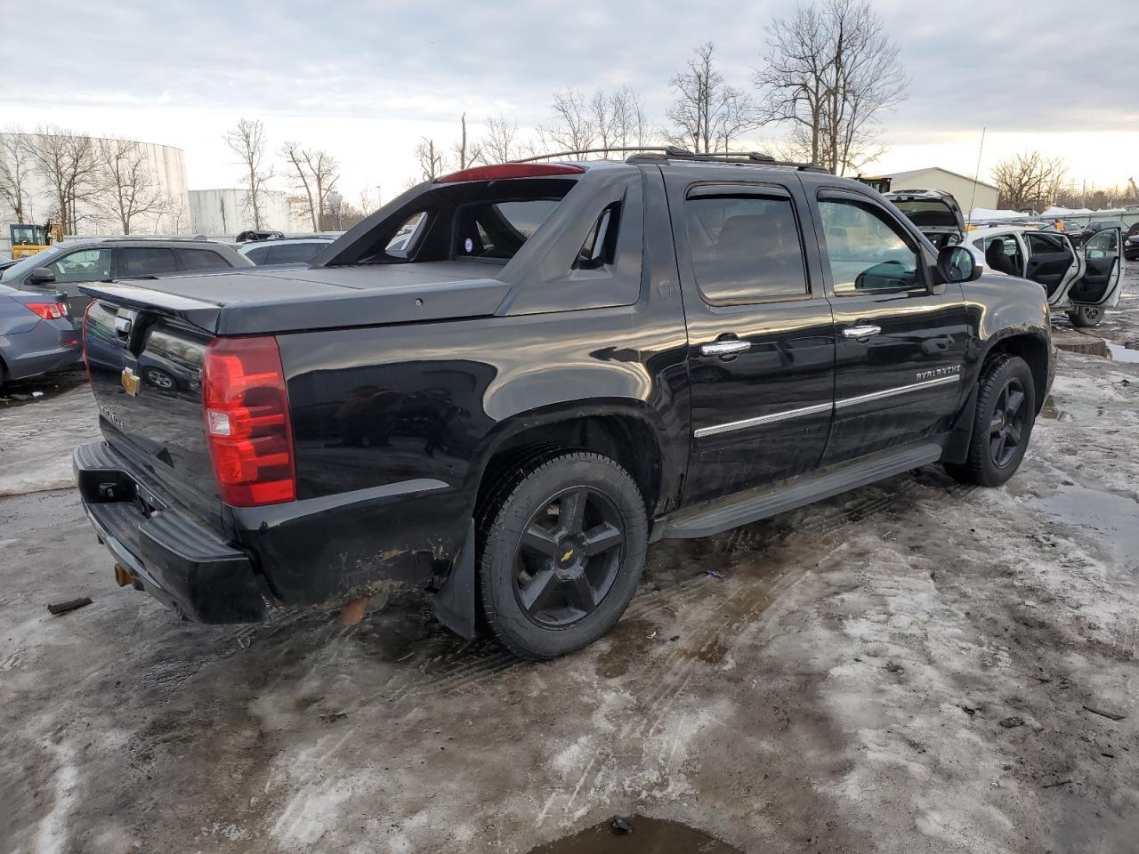 2013 CHEVROLET AVALANCHE - Image 3