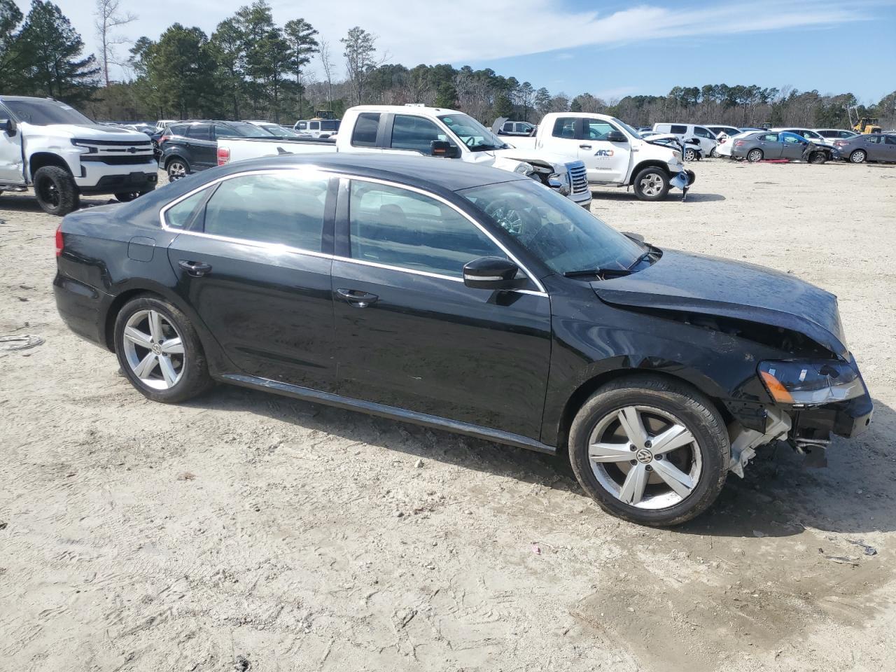 2013 VOLKSWAGEN PASSAT SE - Image 4