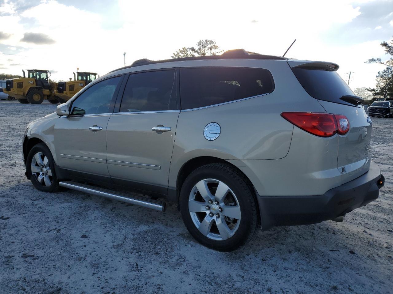 2011 CHEVROLET TRAVERSE L - Image 2