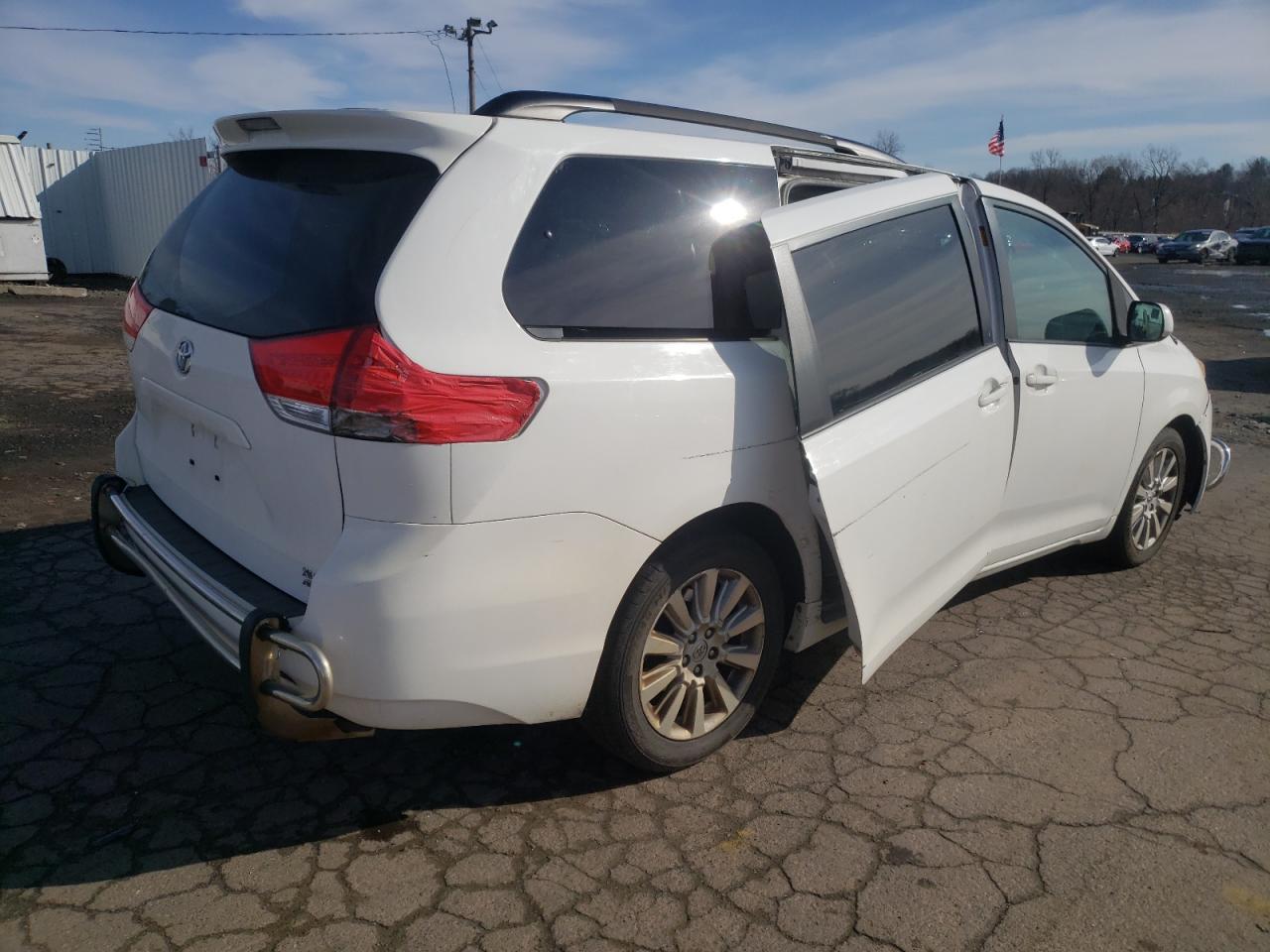 2013 TOYOTA SIENNA XLE - Фото 3