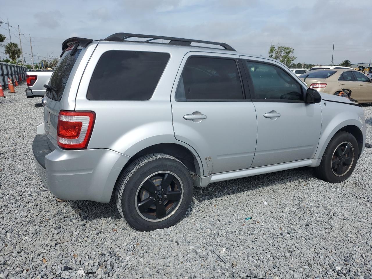 2010 FORD ESCAPE XLT - Image 3