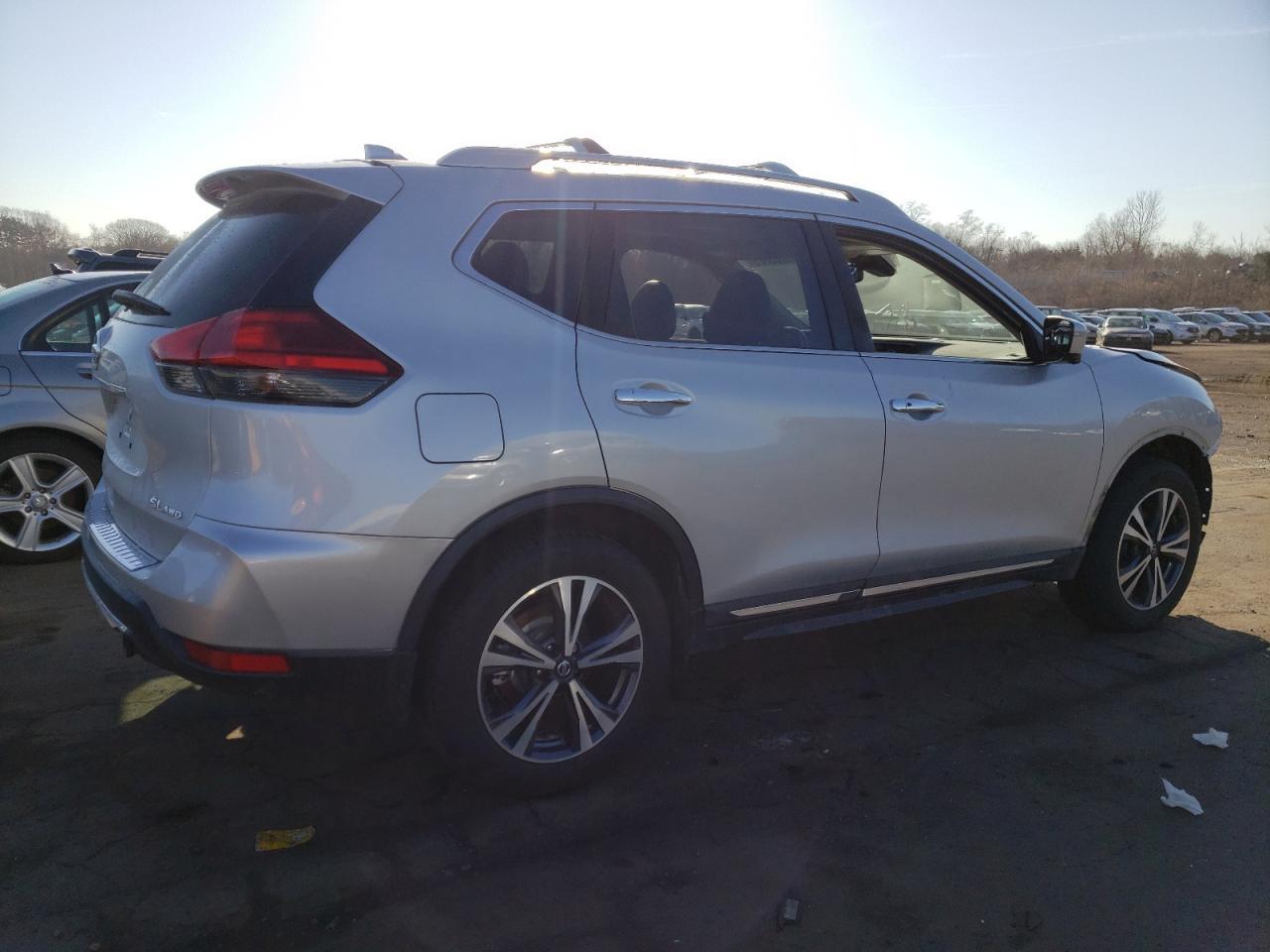 2017 NISSAN ROGUE SV - Image 3