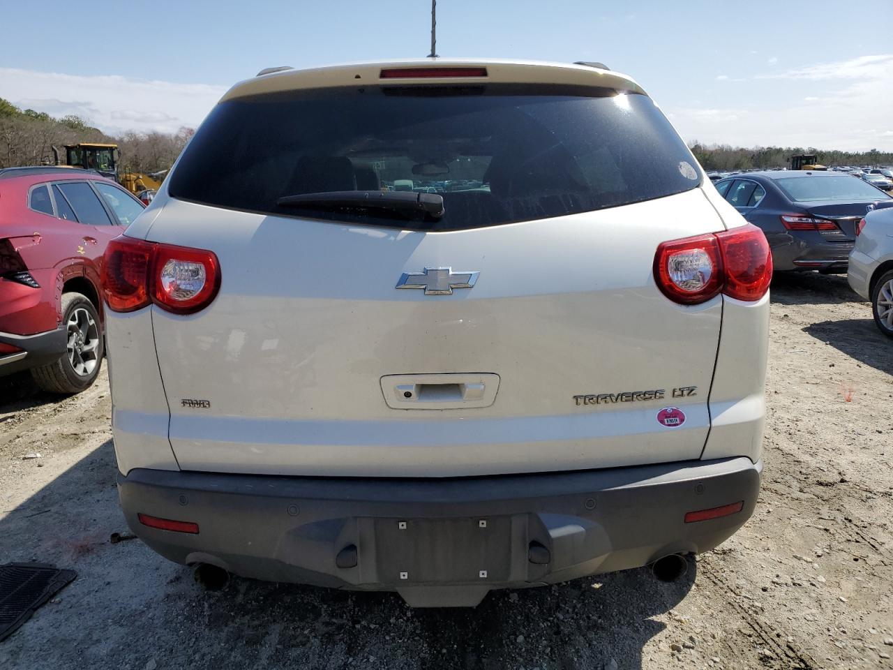 2011 CHEVROLET TRAVERSE L - Фото 6