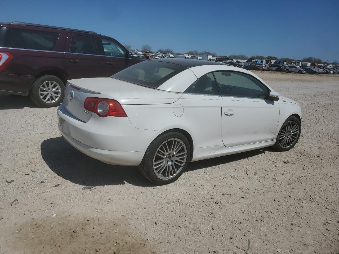 2011 VOLKSWAGEN EOS KOMFOR - Image 3