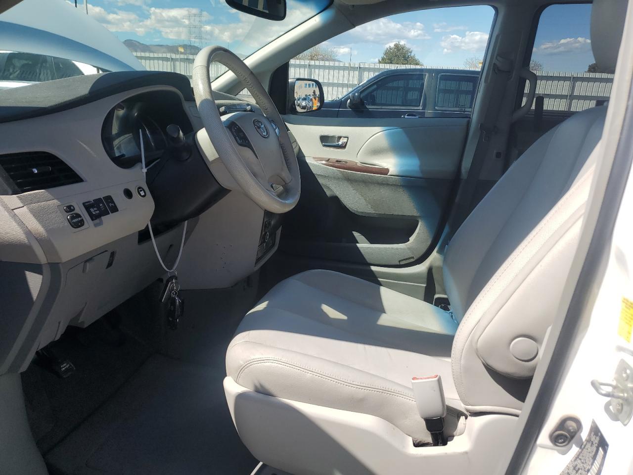 2011 TOYOTA SIENNA XLE - Фото 7