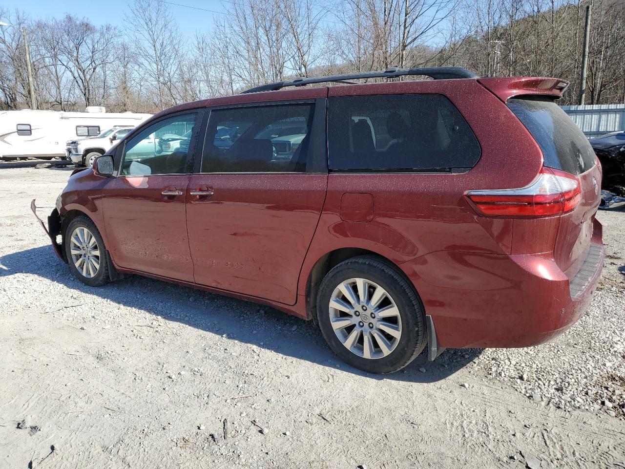 2015 TOYOTA SIENNA XLE - Image 2