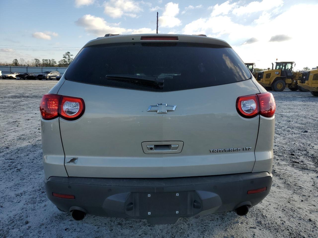 2011 CHEVROLET TRAVERSE L - Image 6