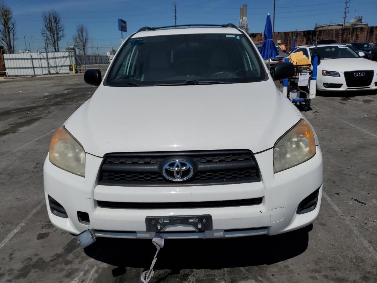 2011 TOYOTA RAV4 - Фото 5