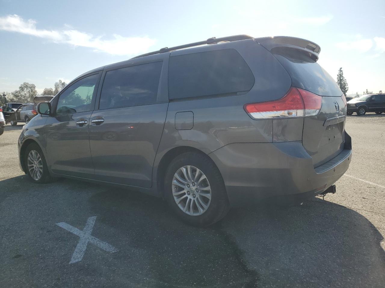 2013 TOYOTA SIENNA XLE - Image 2