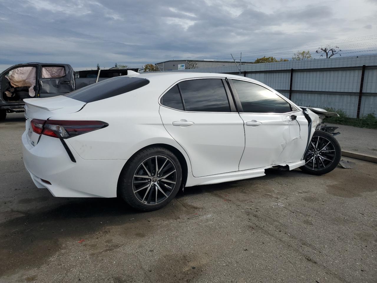 2021 TOYOTA CAMRY SE - Фото 3