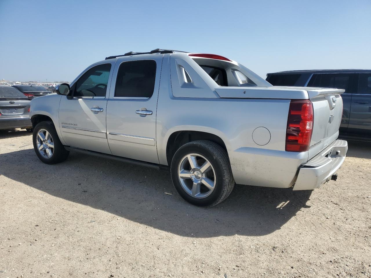2013 CHEVROLET AVALANCHE - Image 2