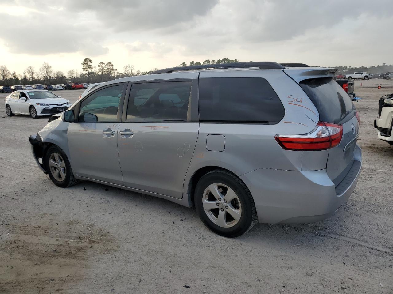 2015 TOYOTA SIENNA LE - Фото 2