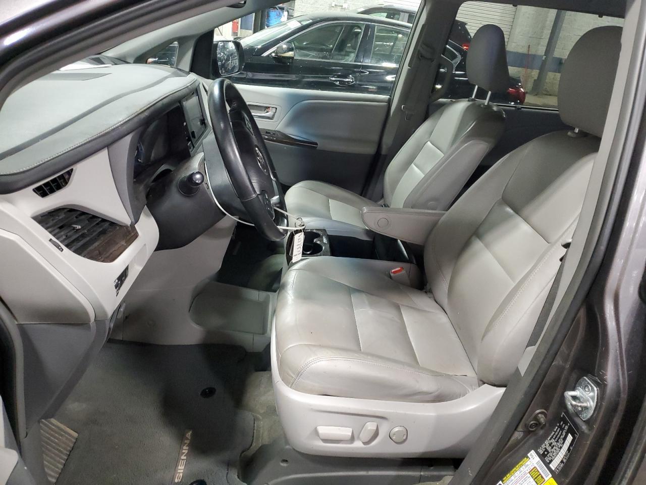 2015 TOYOTA SIENNA XLE - Image 7