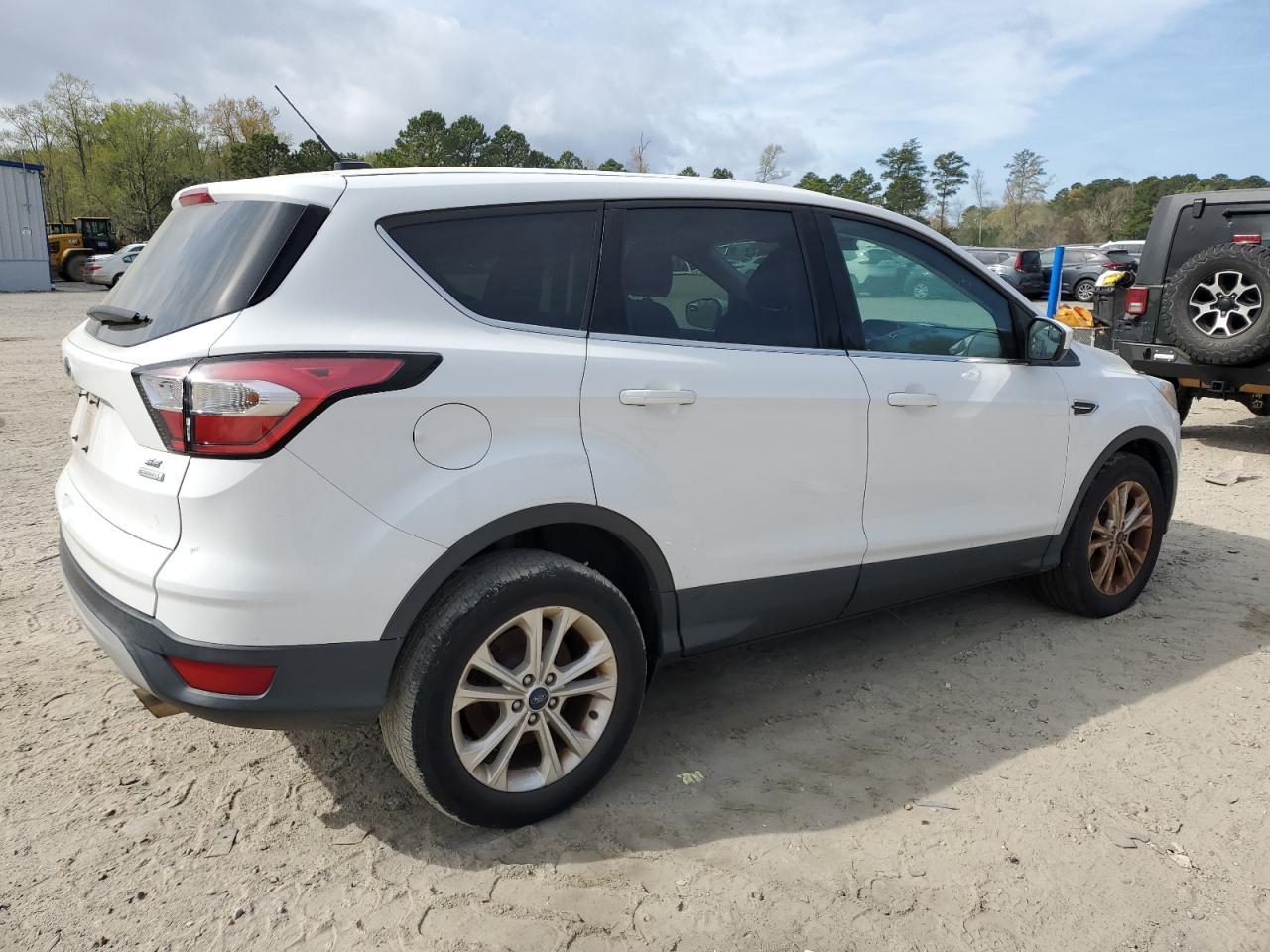 2017 FORD ESCAPE SE - Фото 3